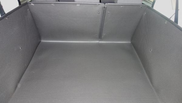 Rückwand hochgestellt haben Sie eine geschlossene Kofferraumwanne im Tiguan Allspace