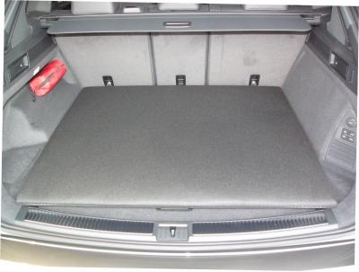 Aus einer passgenauen Kofferrumbodenmatte für VW Touareg können Sie blitzschnell Ihren stabilen Kofferraumschutz entfalten, s.nächstes Bild.