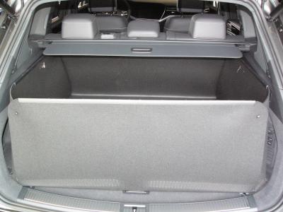 Mit hochgeklapptem Stoßstangenschutz bekommen Sie eine wasserdichte Wanne, der vor der  Heckklappe Ihres  VW Touareg wie ein Schutzschild steht und sie vor Verschmutzung und Beschädigung schützt, falls ungesicherte Gegenstände entgegengeschleudert werden.
