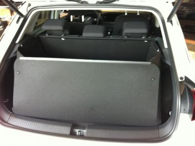 Ist der Hund oder das Transportgut im Kofferraum, stellen Sie den Stoßstangenschutz hoch, lassen Sie die starken Magnete zuschnappen, fertig. Sie haben jetzt ein Schutzschild vor der Heckklappe Ihres VW T-Roc von innen.