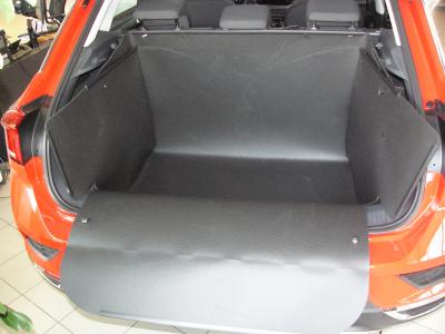 Aus einer Kofferraummatte VW T-ROC mit tiefem Ladeboden entfalten Sie sekunden schnell eine stabile und hohe Kofferraumwanne, großzügiger Stoßstangenschutz inklusive.
