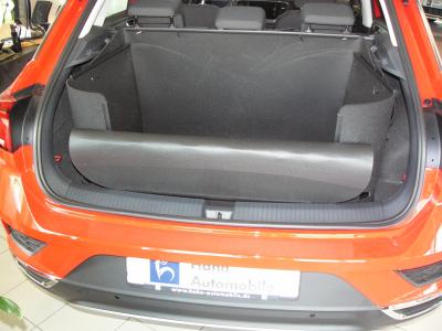Nach Beladen des Kofferraums stellen Sie den Stoßstangenschutz hoch, falten Sie ihn auf die Hälfte, lassen Sie die Hochleistungsmagnete zuschnappenn, fertig. Ihrem VW T-Roc kann nichts mehr passieren.