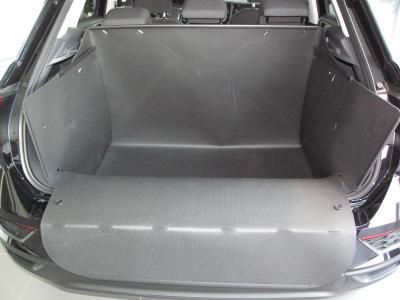 Aus einer Kofferraummatte entfalten Sie blitzschnell Ihre Kofferraumwanne mit hohen Seiten und Stoßstangenschutz. Beim Beladen kann Ihrem T-Roc nichts mehr passieren.