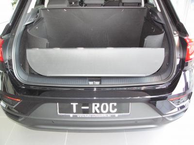 Stellen Sie den Stoßstangenschutz hoch, lassen Sie die starken Magnete zuschnappen und falten Sie ihn auf die Hälfe, so haben Sie einen verlässlichen Schutz vor der Heckklappe Ihres VW T-ROC.