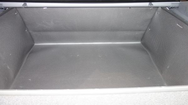 Touareg Rückbank hinten. Kofferraumschutz selbststehend ohne Verbindung mit dem Fahrzeug und maximale Nutzung des Raumes.