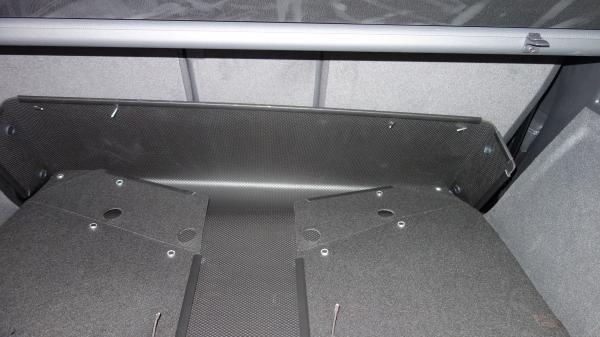 Pos 2: Rückbank vorschieben, die Kofferraumwanne ausfalten und wieder aufstellen, und Sie haben eine vergrößerte Wanne mit Rundumschutz.