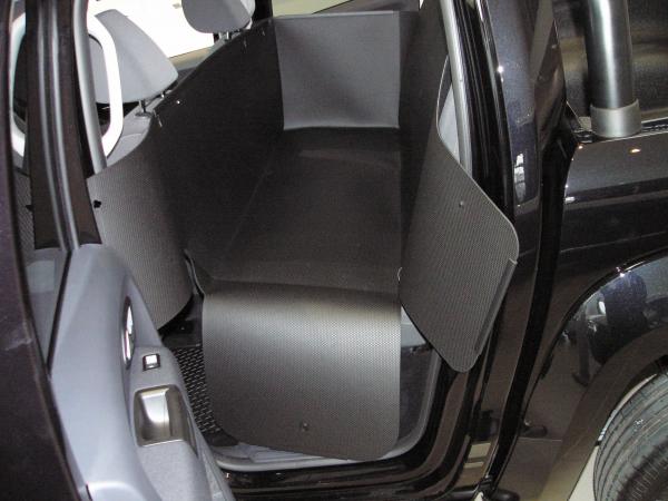 VW Amaroks Schutz ist auch während des Auff- und Abspringen des Hundes voll gewährleistet