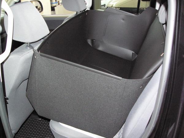 Die Wand gegenüber dem Einstieg ist stabil und schützt die Tür vor jeder Verschmutzung und Beschädigung.