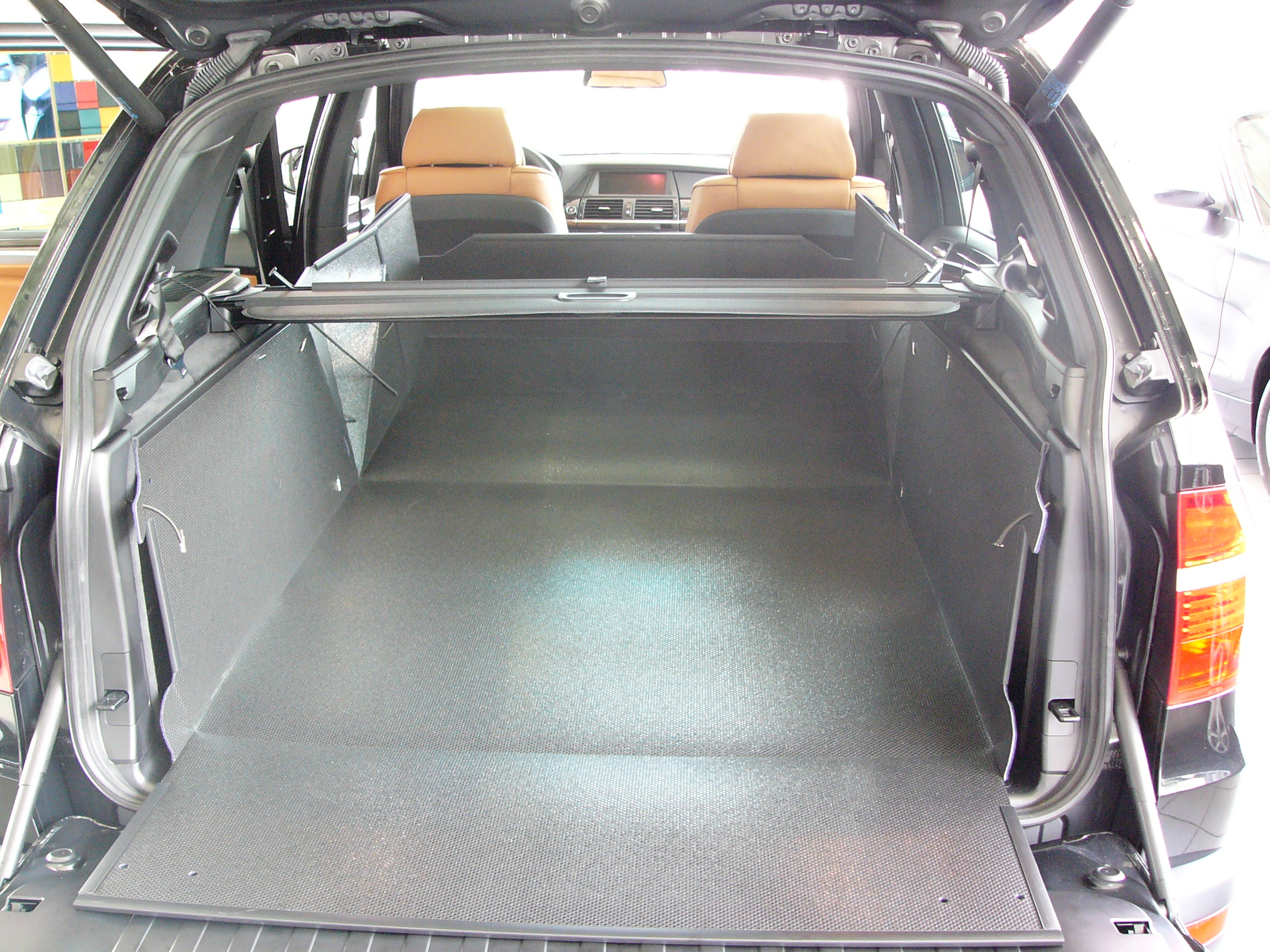 Kofferraumwanne als X5 Hundebox und BMW Kofferraumschutz für