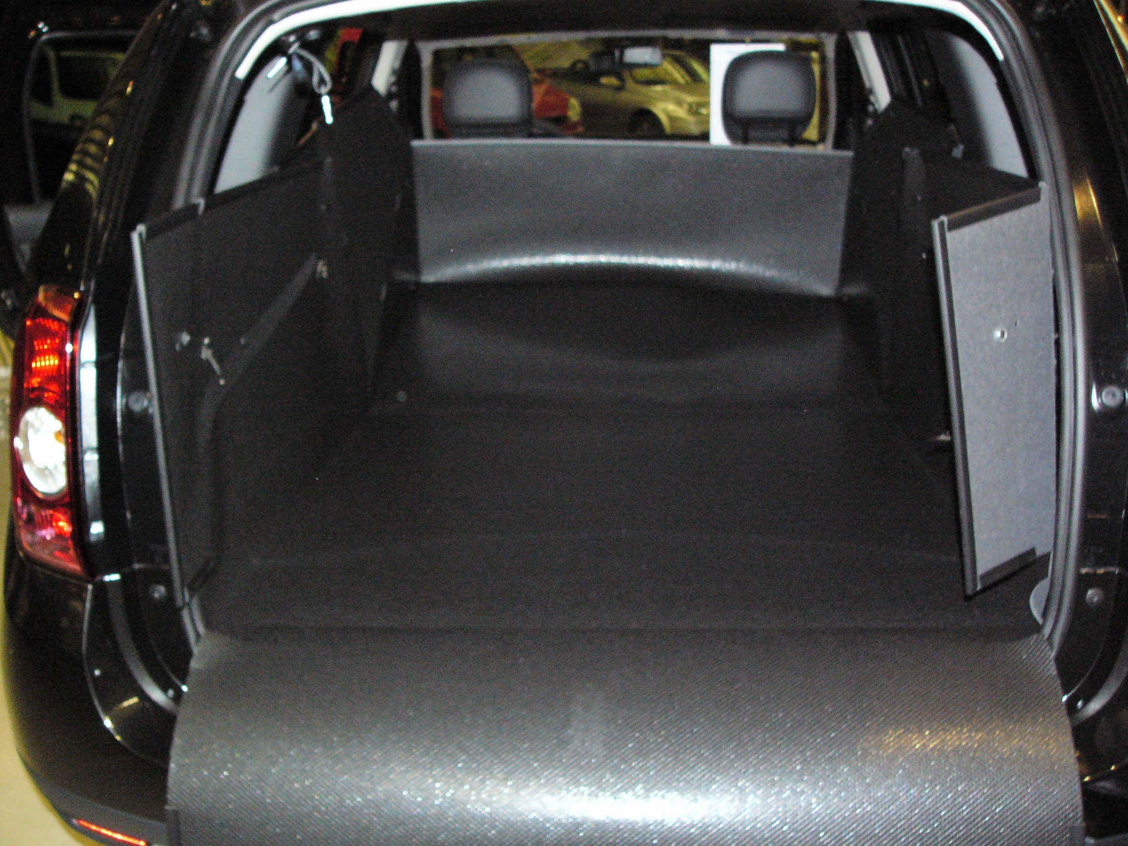 Die unvergleichliche Kofferraumwanne Dacia Duster 4x4. Unverwüstlich!