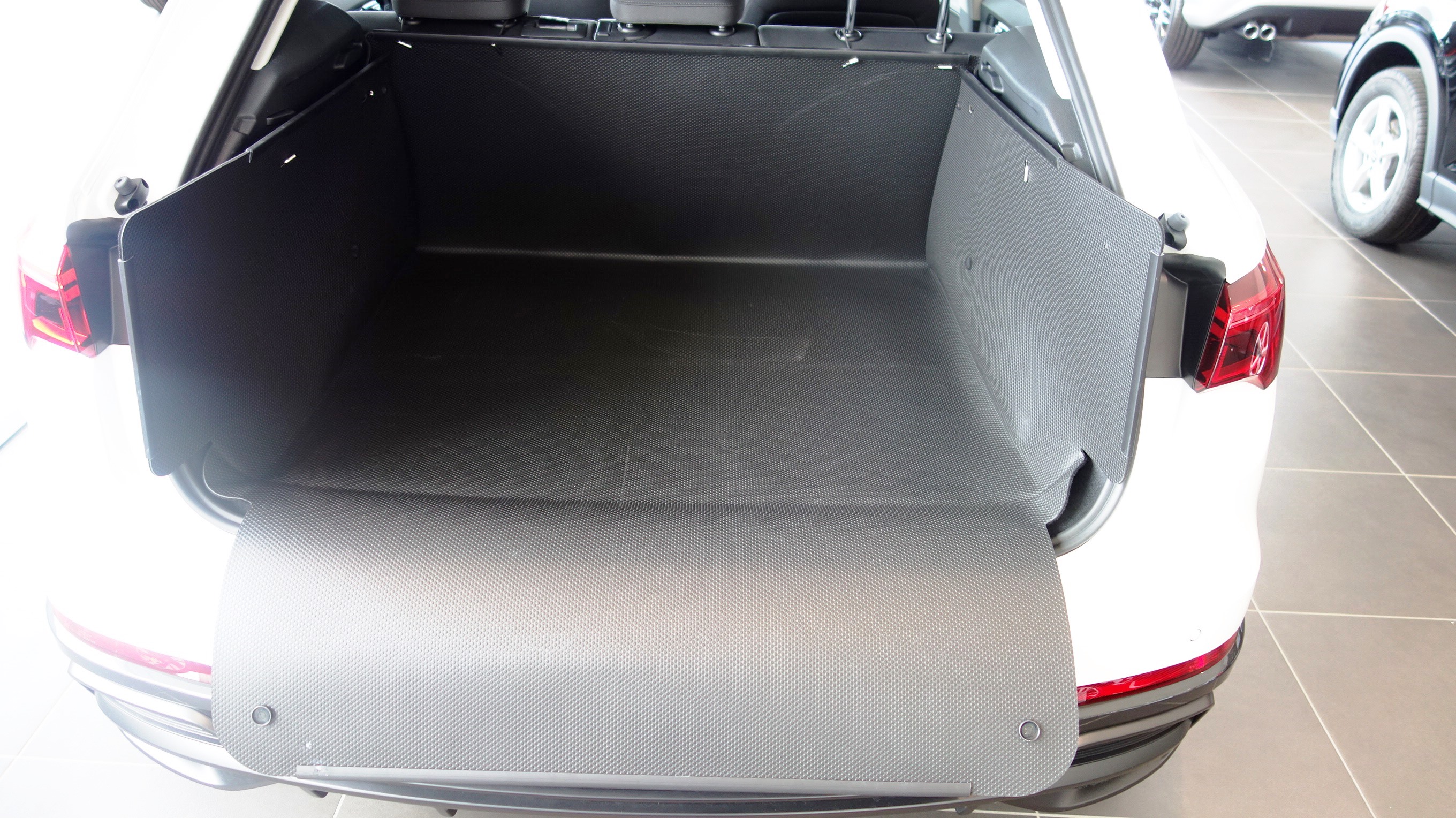 Audi Q3 Kofferraumschutz: Hohe, unverwüstliche Kofferraumwanne.