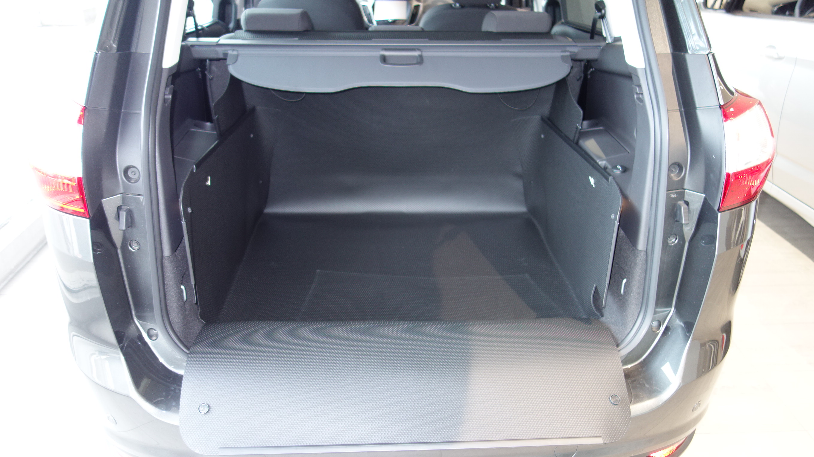 Kofferraumwanne Ford Grand 5 und Extraklasse Beschädigung Sitzer C-Max der