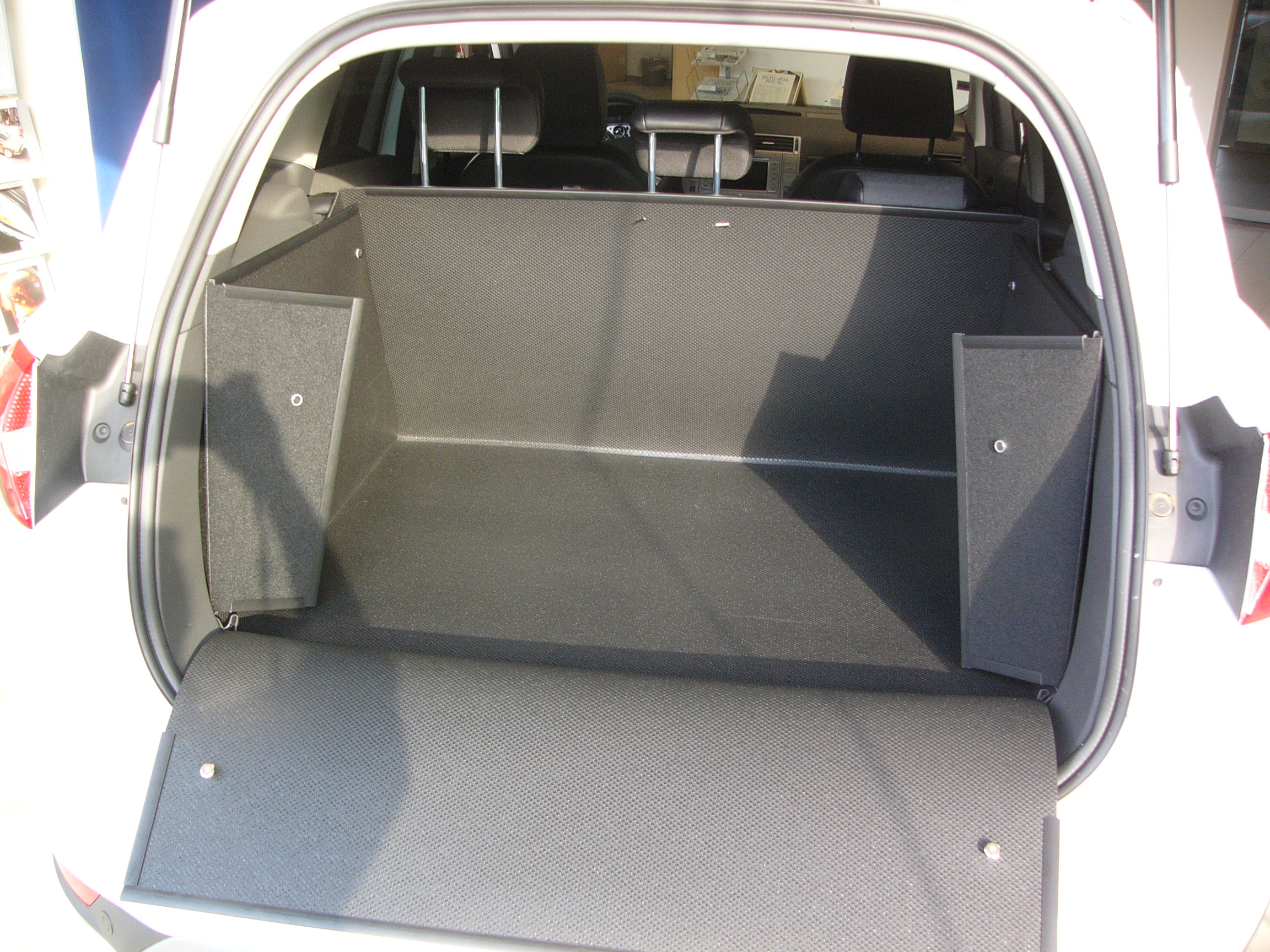 Der hohe Kofferraumschutz für Ford Kuga gegen Schmutz, Nässe und  Beschädigung