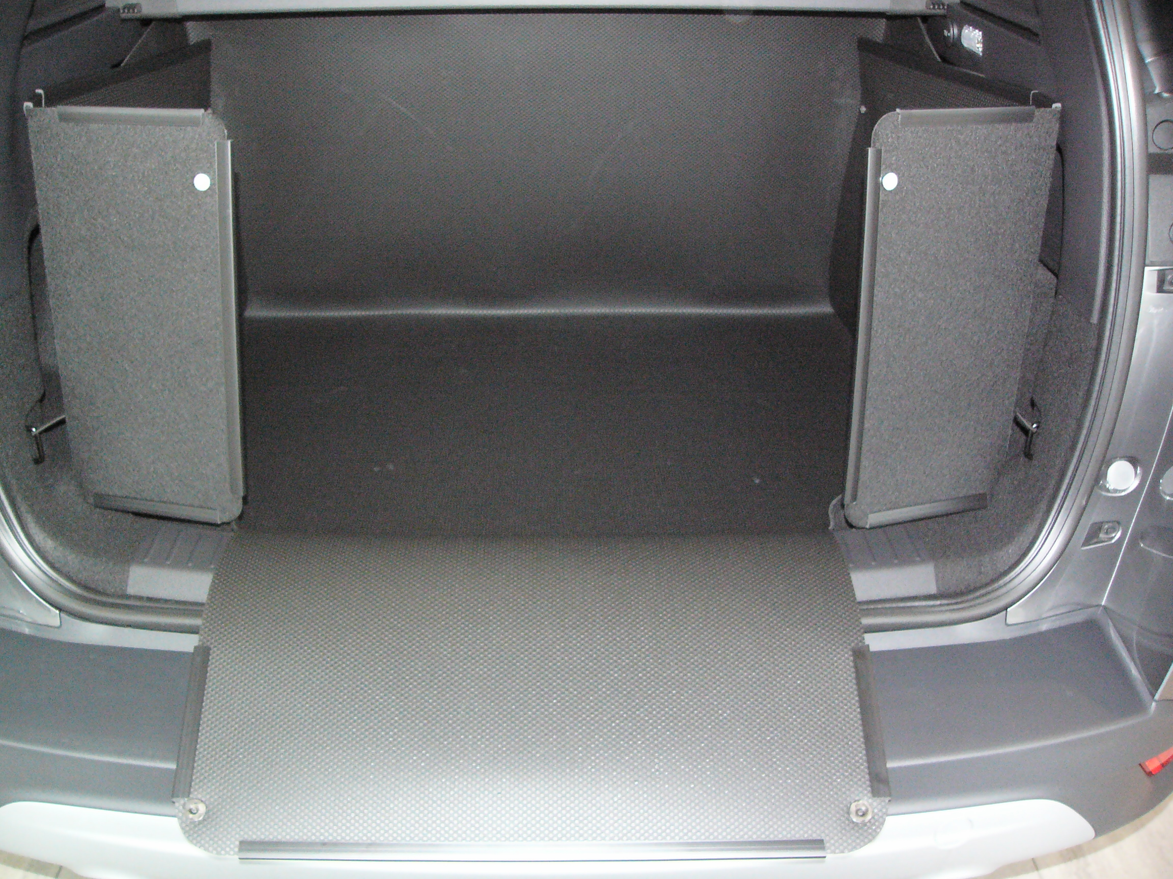 Der hohe Kofferraumschutz für Ford Kuga, gegen Schmutz, Nässe und  Beschädigung