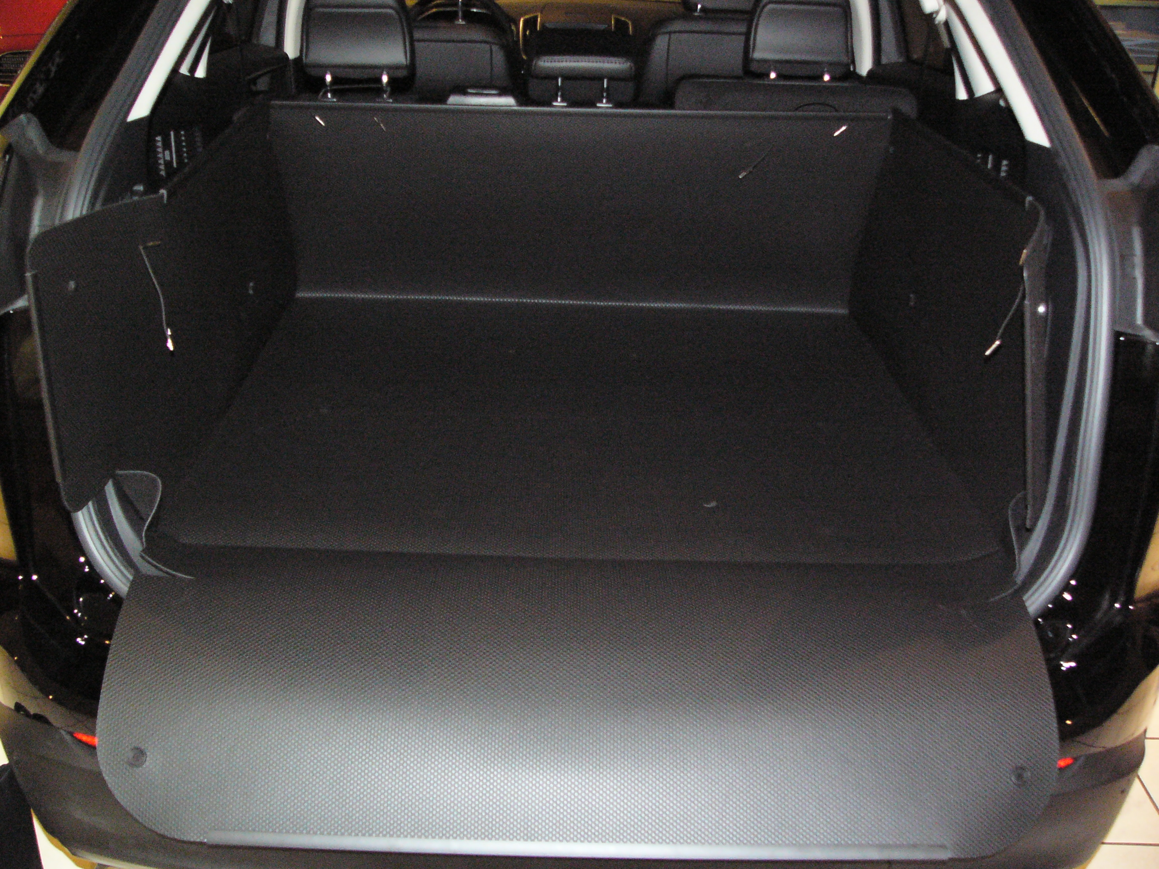 Hohe passgenaue Kofferraumwanne für Ford Edge, der professionelle  Kofferraumschutz gegen Schmutz, Nässe und Beschädigung
