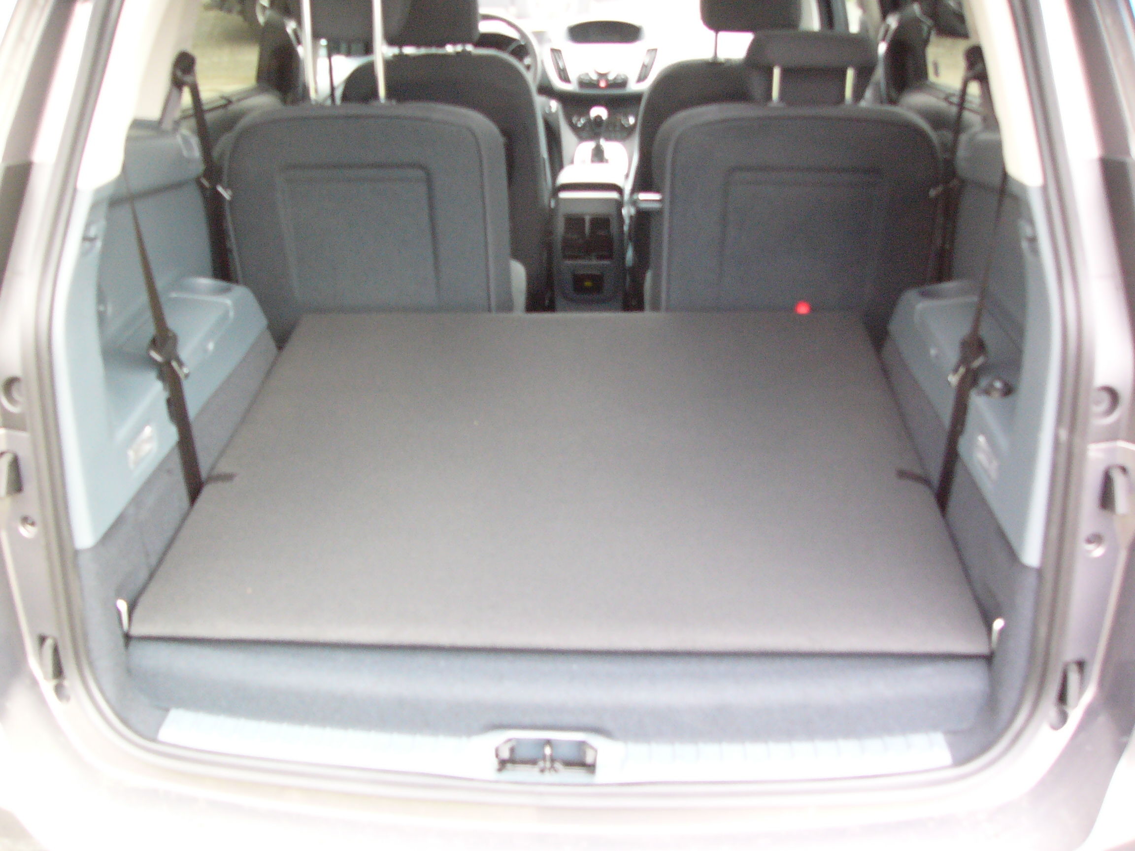 Passgenaue Kofferraumwanne für Ford Kuga, der hohe Kofferraumschutz gegen  Schmutz, Beschädigung
