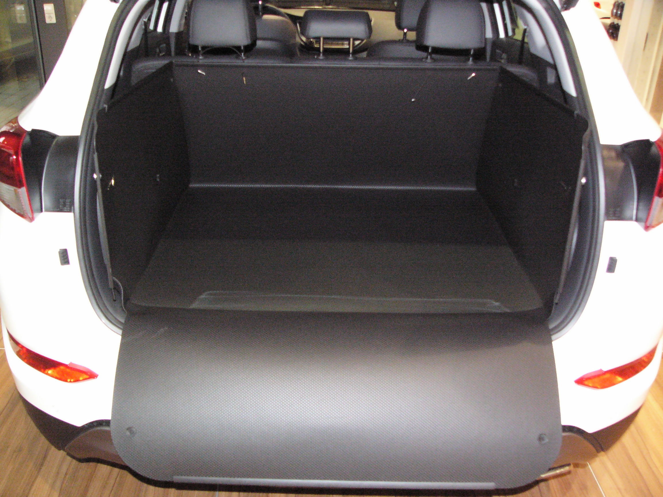 Der hohe Kofferraumschutz für Hyundai Tucson, passgenaue Kofferraumwanne  gegen Schmutz, Nässe und Beschädigung