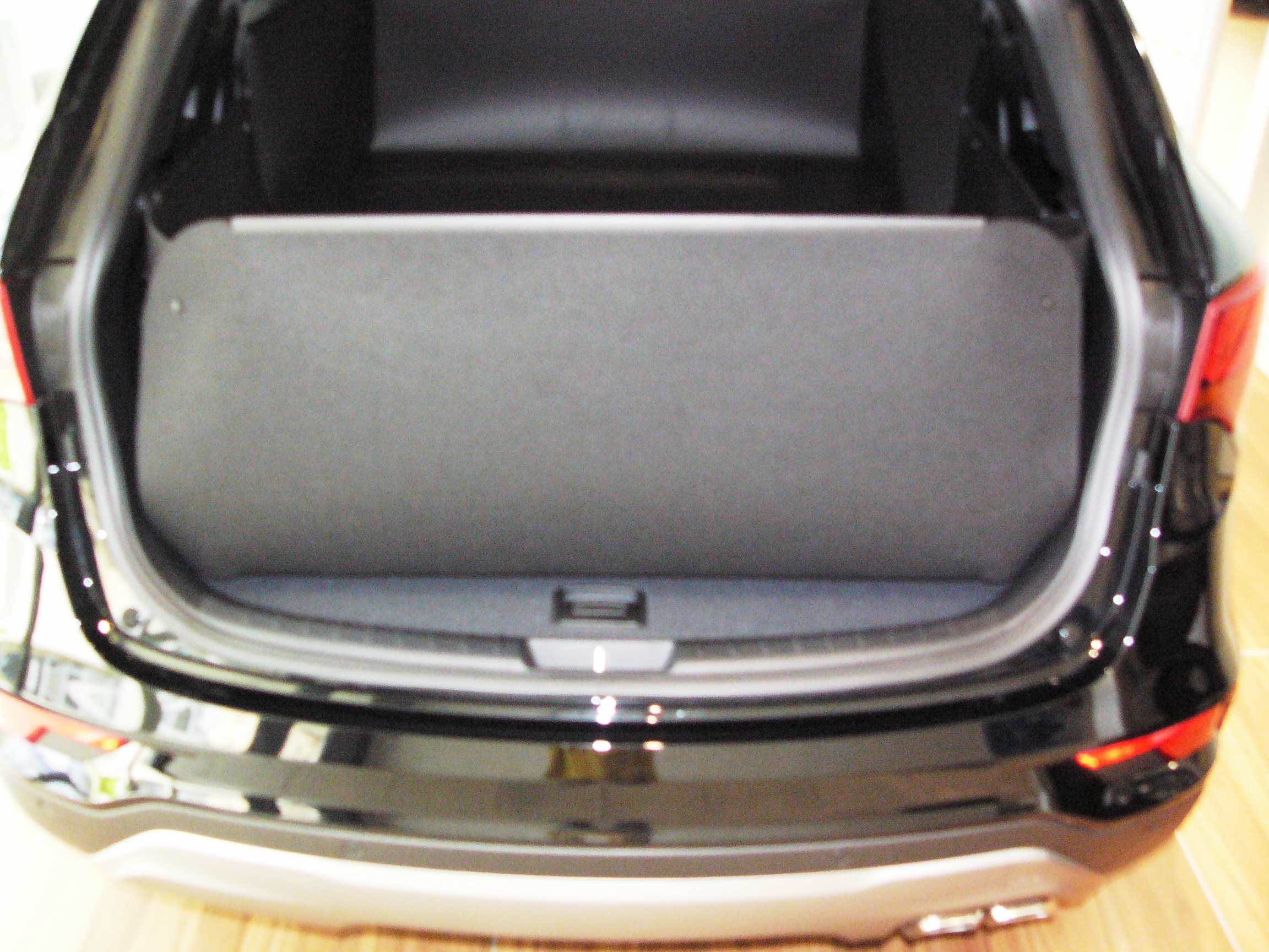 Der hohe Kofferraumschutz für Hyundai Santa Fe, passgenaue Kofferraumwanne  gegen Schmutz, Nässe und Beschädigung