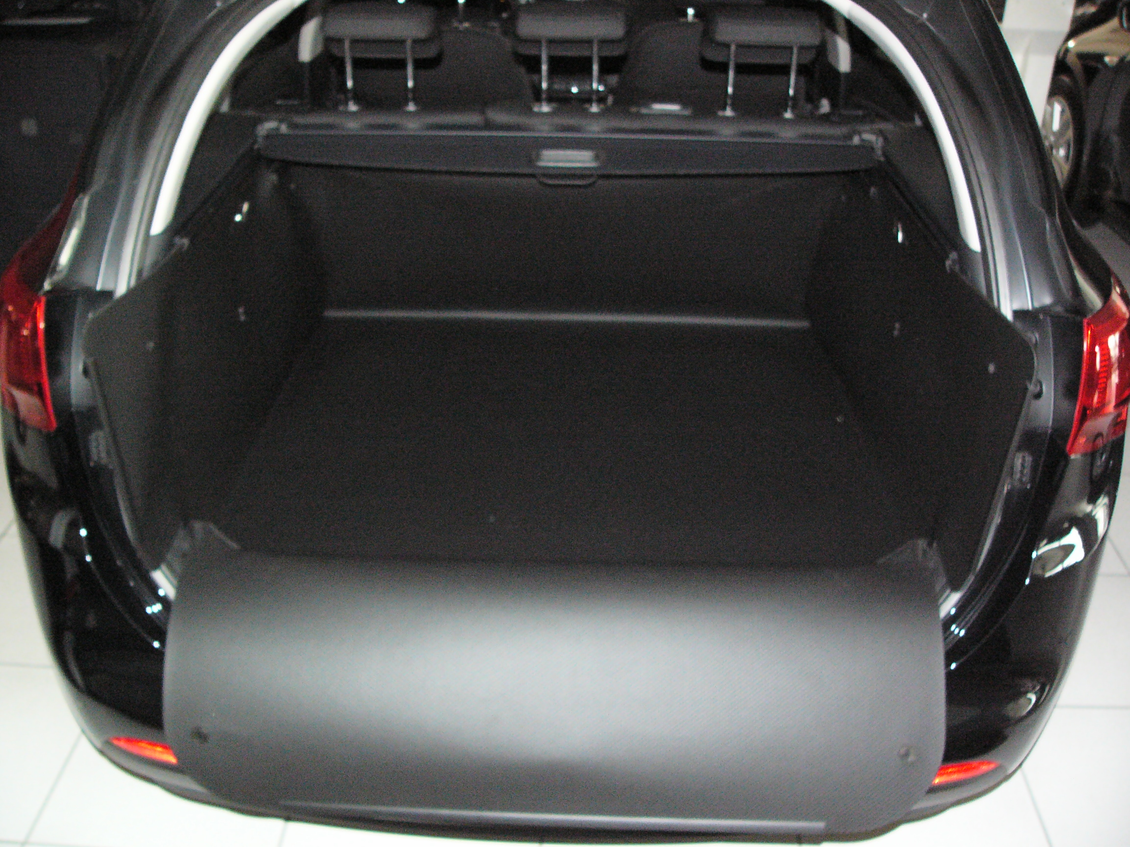 Der hohe Kofferraumschutz für Kia Ceeds sw, passgenaue Kofferraumwanne  gegen Schmutz, Nässe und Beschädigung