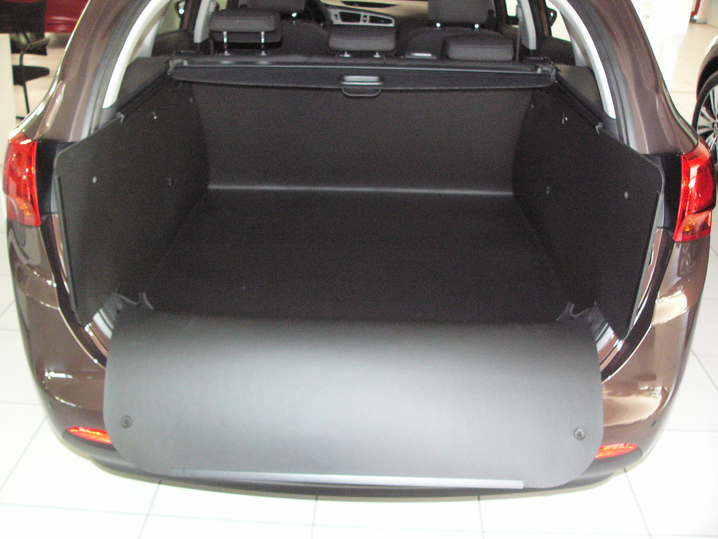 Der hohe Kofferraumschutz für Kia Ceeds, passgenaue Kofferraumwanne gegen  Schmutz, Nässe und Beschädigung
