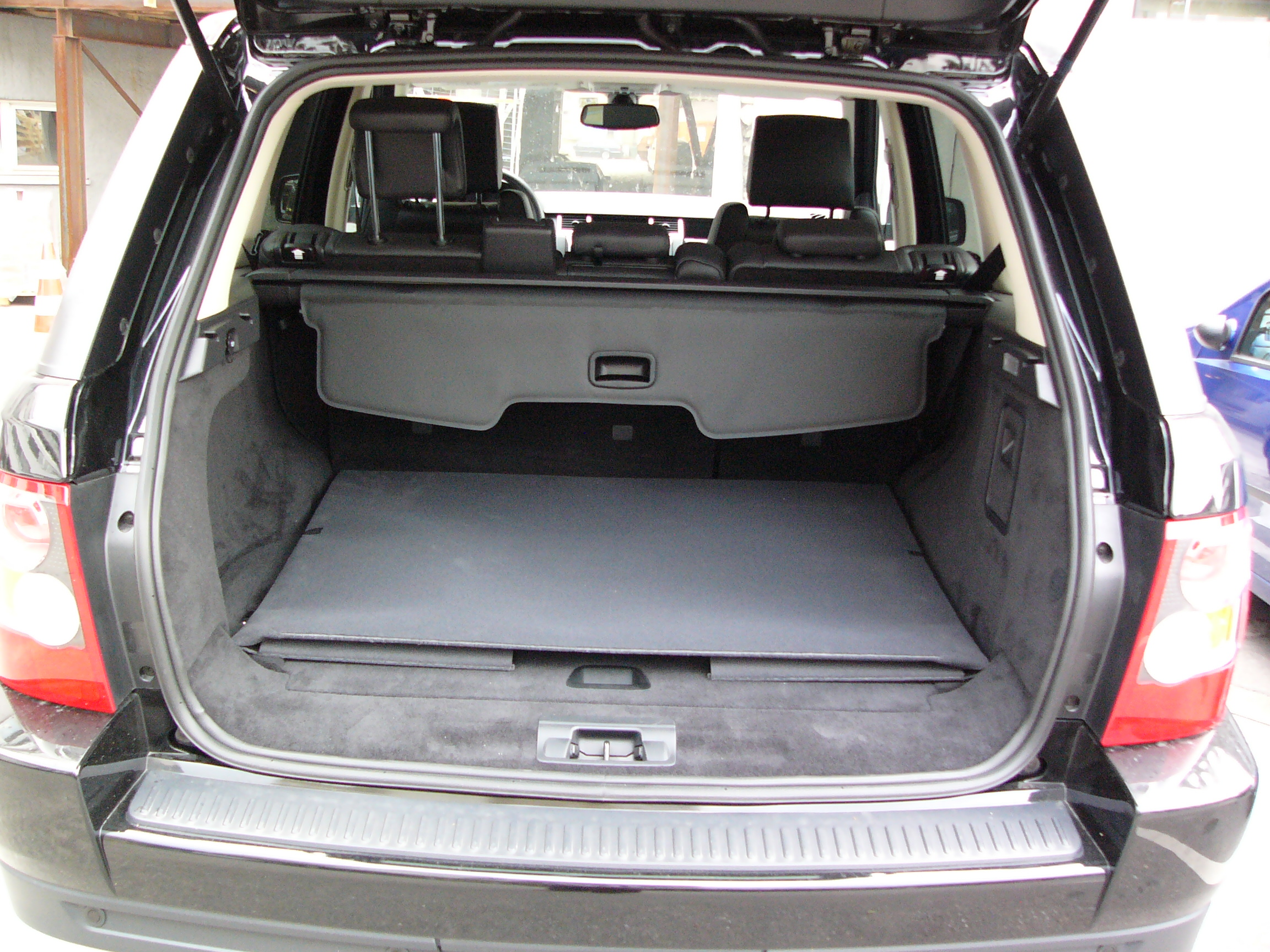 Hoher Kofferraumschutz für Land Rover Range Rover Sport, passgenaue  Kofferraumwanne gegen Schmutz, Nässe und Beschädigung. Hundebox