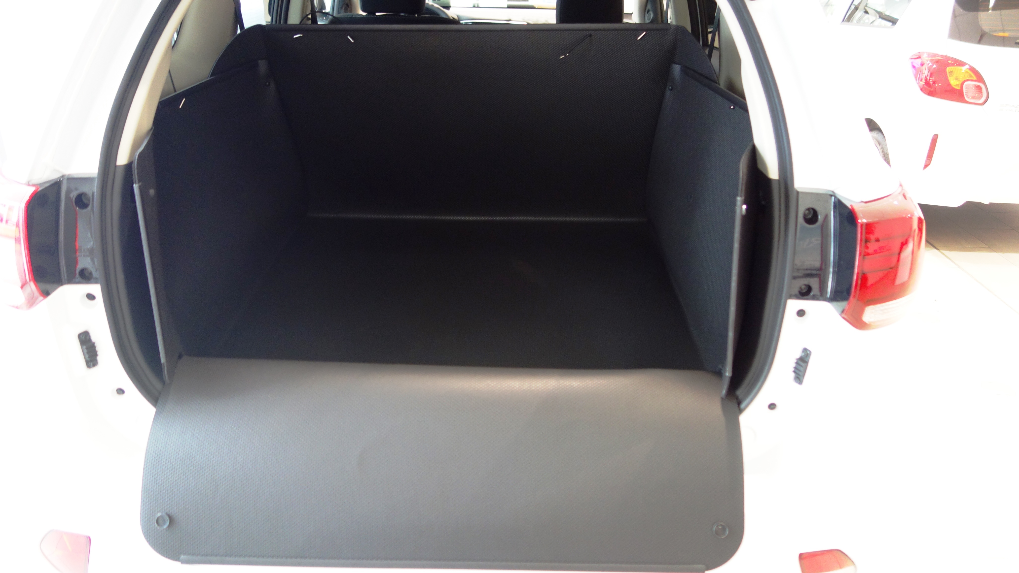 Kofferraumwanne Mitsubishi Outlander mit Schutz der Kopfstützen