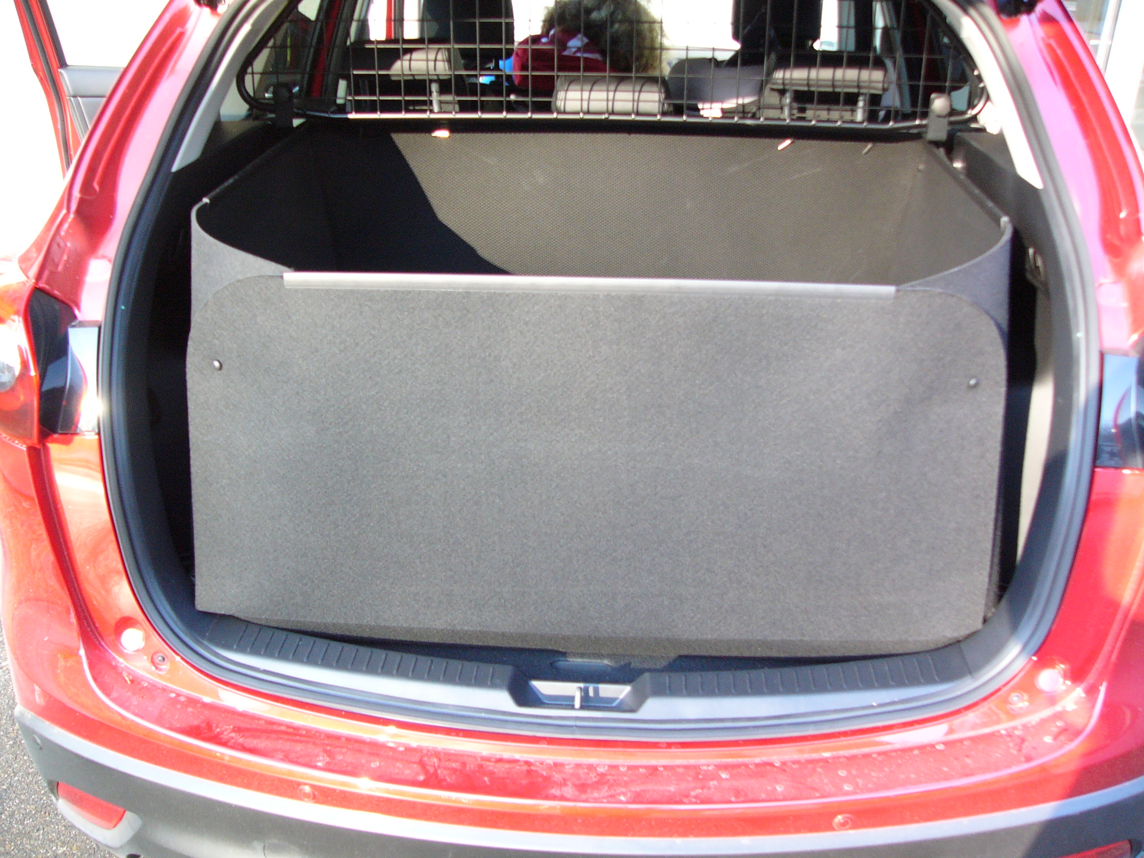 Hoher Kofferraumschutz für Mazda CX-5, passgenaue Kofferraumwanne hoch,  gegen Schmutz, Nässe und Beschädigung. Hundebox