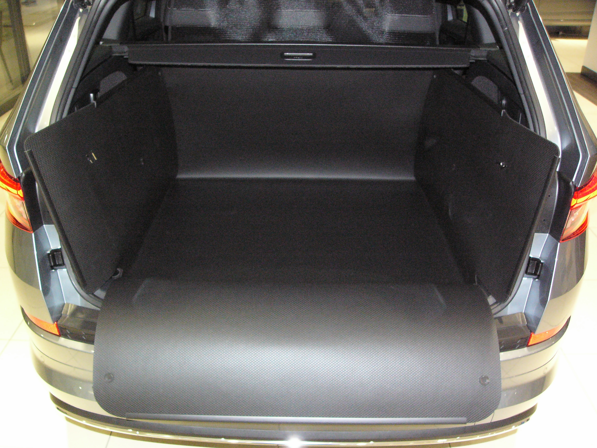 Stabile Kofferraumwanne für Kodiaq 5- / 7-Sitzer ohne Abdeckrollo.  Professioneller Kofferraumschutz