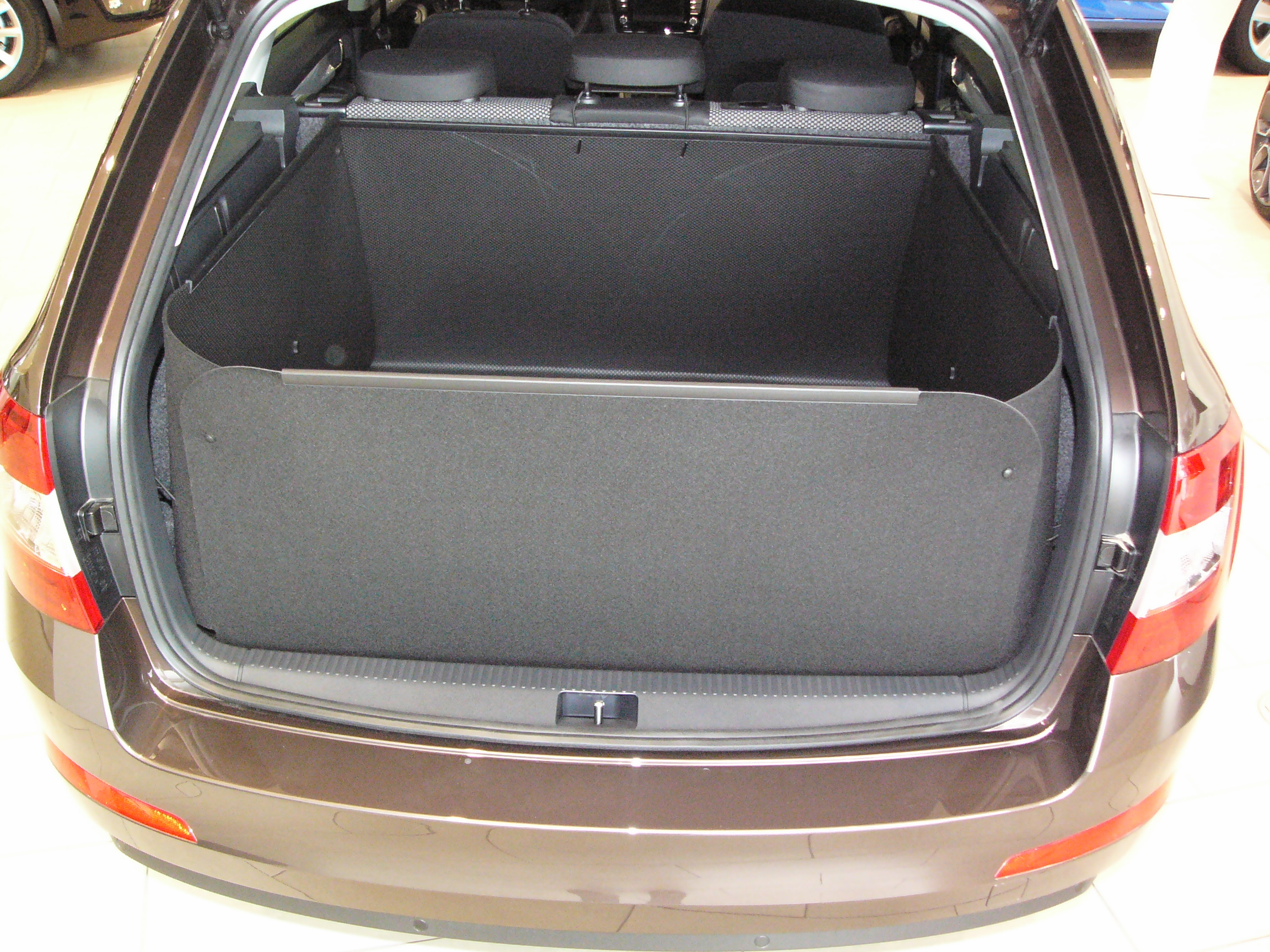 Carbox Kofferraumwanne CLASSIC für Skoda Octavia Combi III mit Einlegeboden