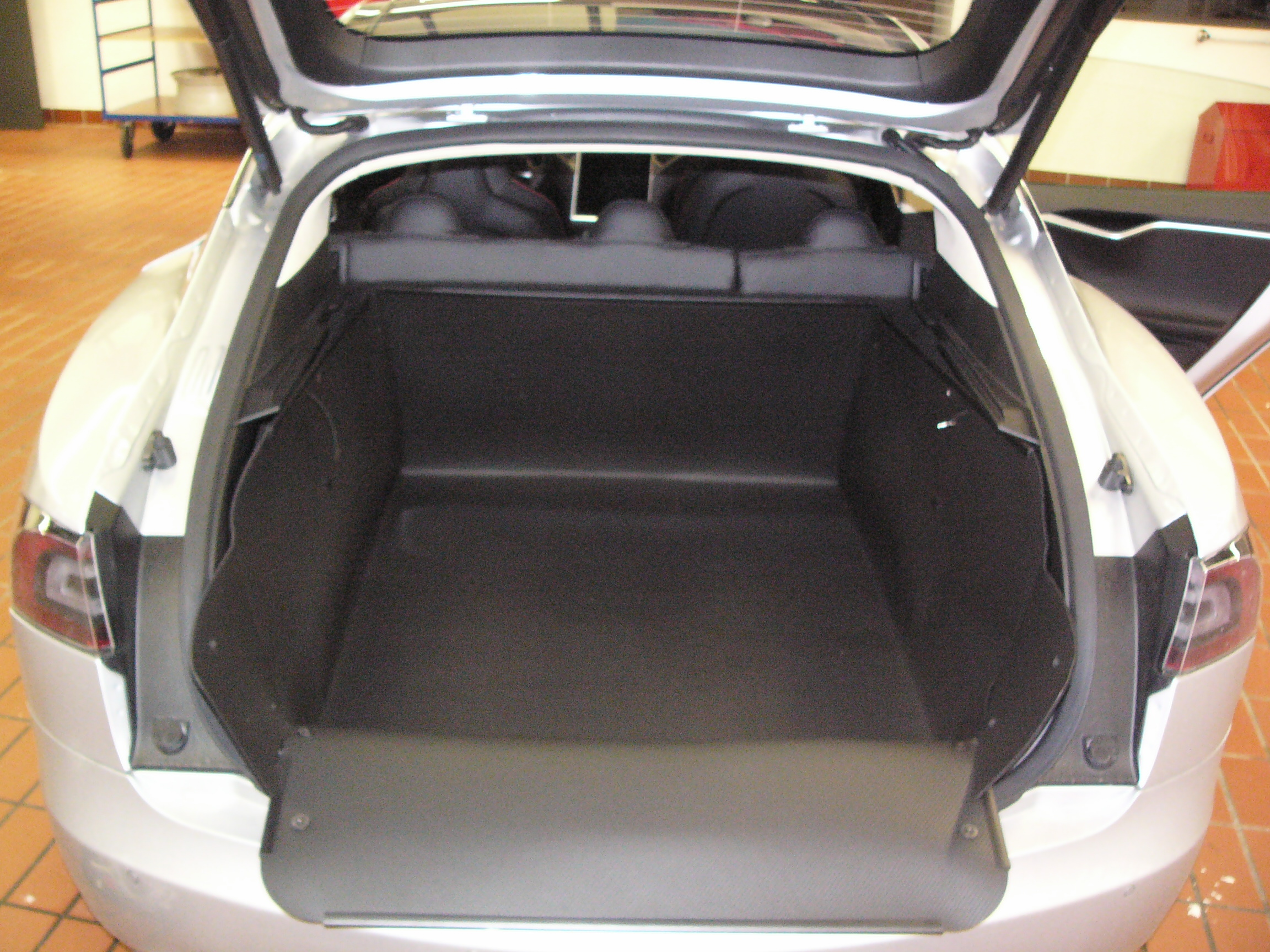 Für Tesla S ab 2012 Kofferraum-Auskleidung Wanne nach Maß mit Stoßstangenschutz 