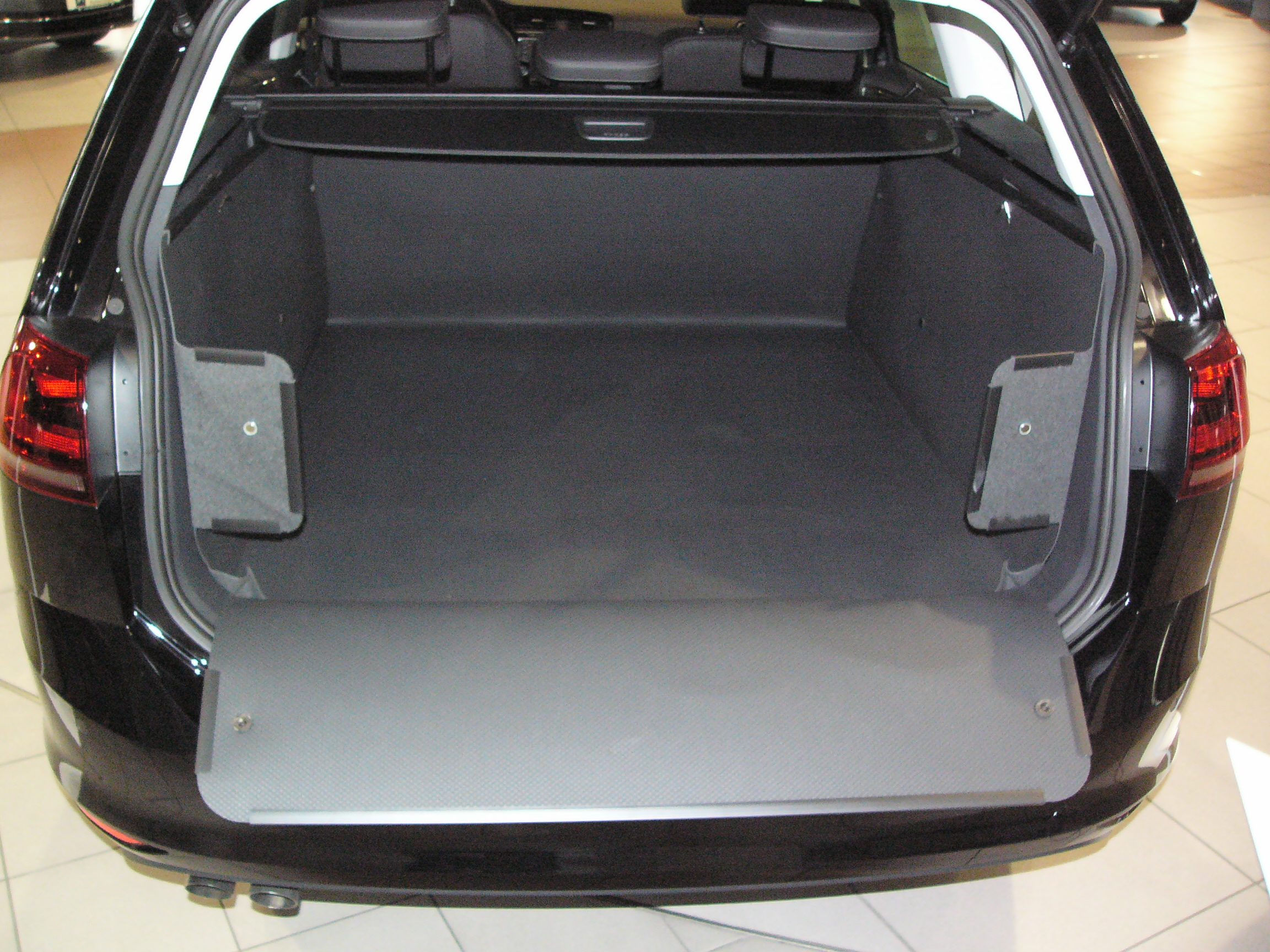 Kofferraumwanne Golf 8 Variant mit einzeln umklappbaren Rückenlehnen