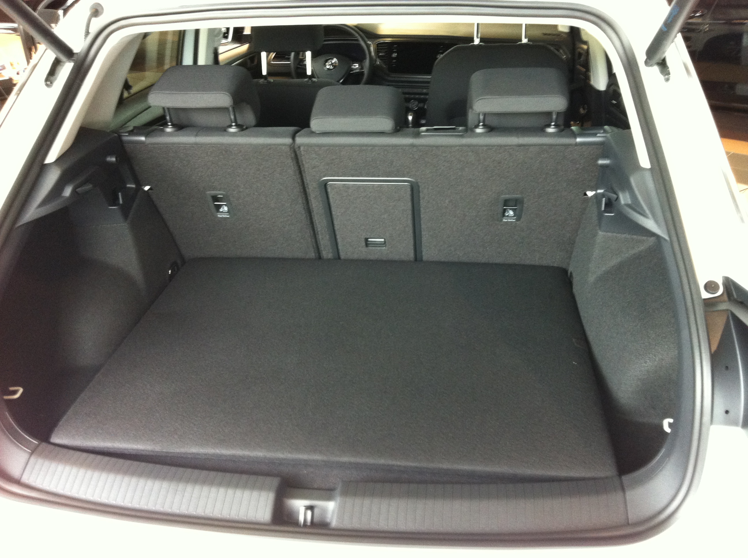 Kofferraumwanne mit Stoßstangenschutz für VW T-Roc ab 2017 (oben