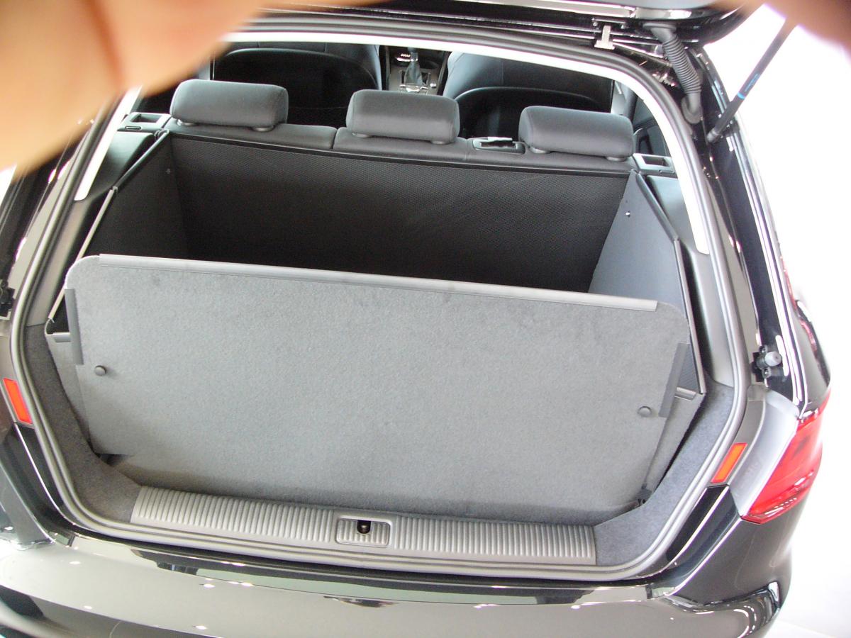 Und blitzschnell entfalten Sie die Kofferraummatte zu einer wasserdichten, stabilen und rutschfesten Kofferraumwanne.