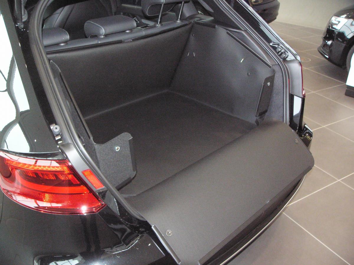 Die Rücksitze Ihres Audi A3 Sportback bleiben aufrecht, Ihr Kofferraumschutz L11 wurde aufgestellt wie beim Modell M00, Sie können Ihren Hund und Ihre Fahrgäste mitnehmen.