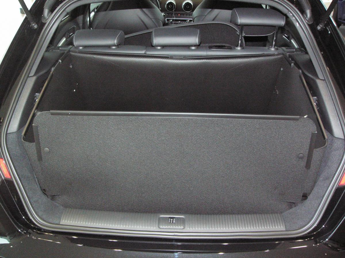 Beim Modell L11 klappen Sie die Rücksitze Ihres Audi A3 Sportback um und entfalten Sie den Kofferraumschutz bis zum Fahrersitz. Sie können jetzt lange, schwere, sperrige, spitze, schmutzige Gegenstände transportieren