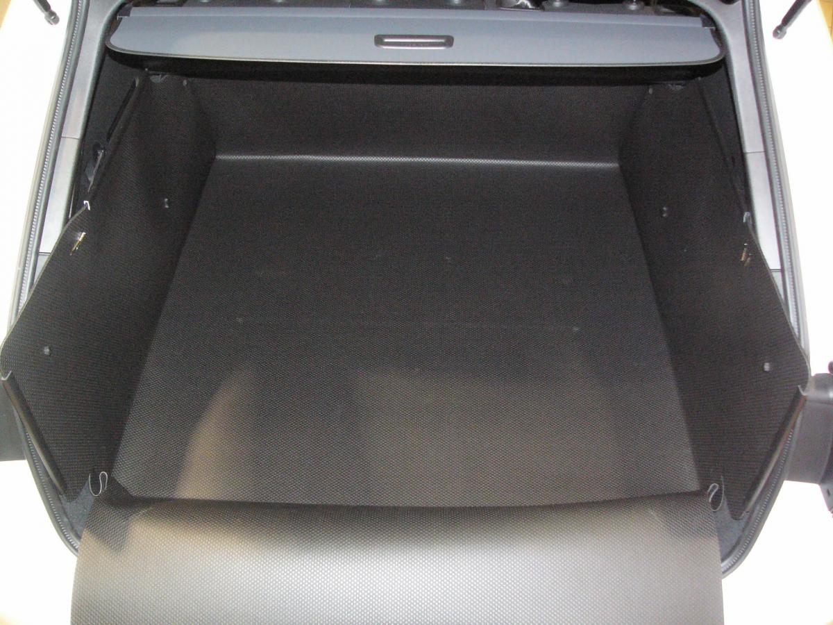 Aus einer Kofferrumbodenmatte für Audi A4 Avant können Sie blitzschnell Ihren stabilen Kofferraumschutz entfalten, der Ihnen zum Transport  Ihres triefenden Hundes oder schwerer, spitzer, schmutziger Gegenstände bereit steht. Keine Kratzer, kein Schmutz!