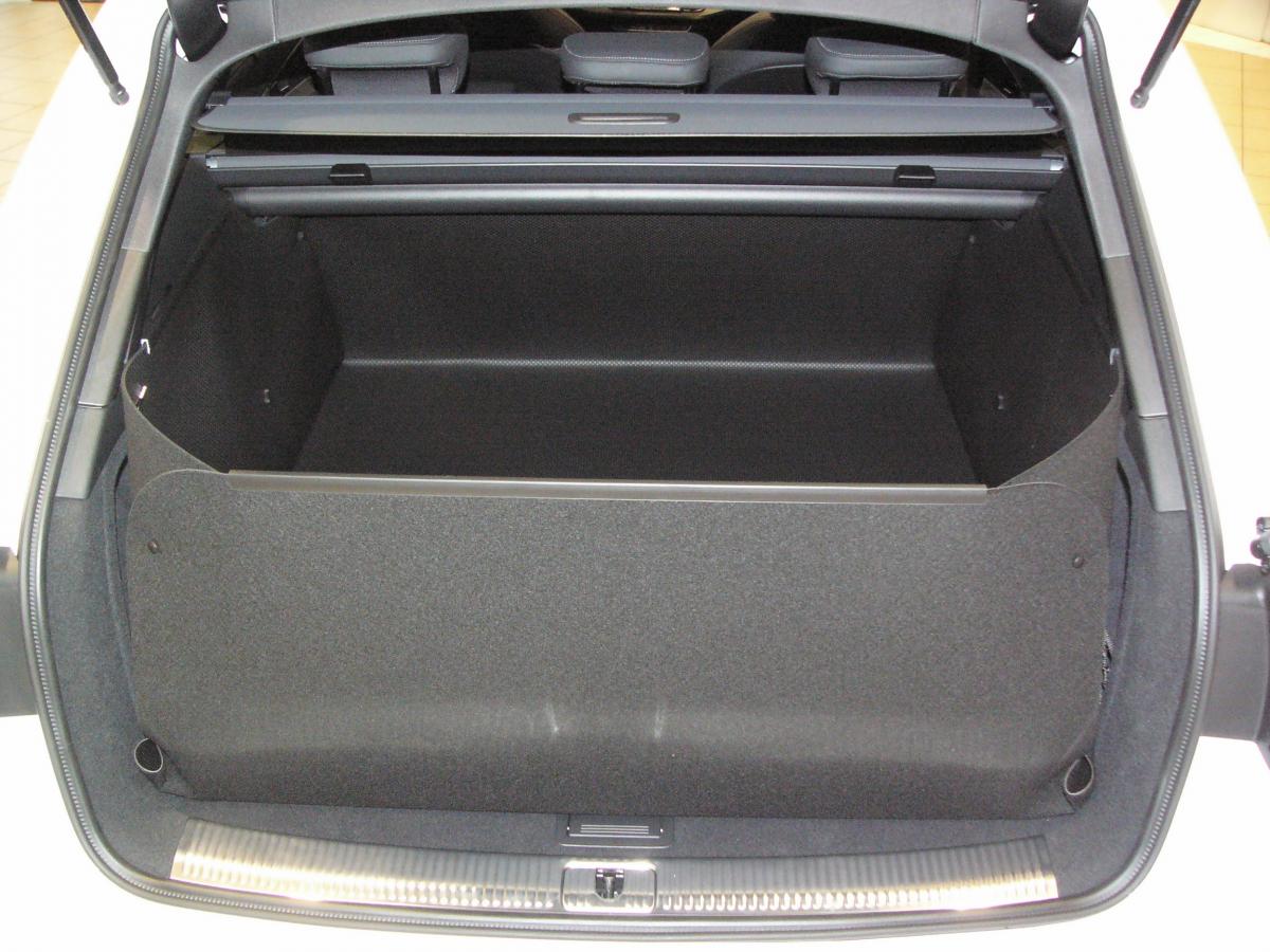 Mit hochgeklapptem Stoßstangenschutz bekommen Sie eine wasserdichte Wanne, der vor der  Heckklappe Ihres  Audi A4 Avant wie ein Schild steht und sie vor Verschmutzung und Beschädigung schützt, falls ungesicherte Gegenstände entgegen geschleudert werden.