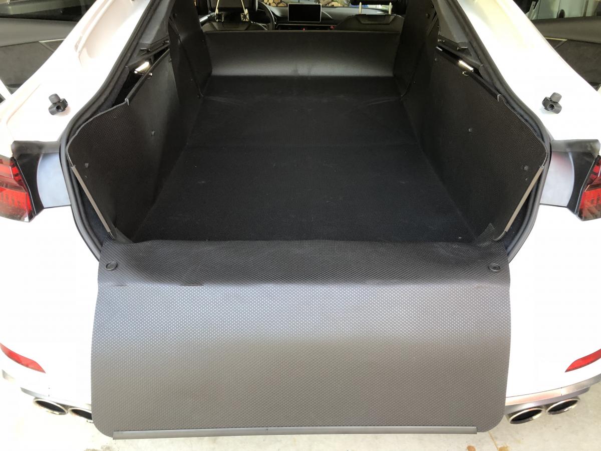 Beim Modell L11 klappen Sie die Rücksitze Ihres Audi A5 Sportback um und entfalten Sie einfach den Kofferraumschutz in der 2.Gebrauchsstellung bis zum Fahrersitz. Sie können jetzt lange, schwere, sperrige, spitze, schmutzige Gegenstände transportieren.