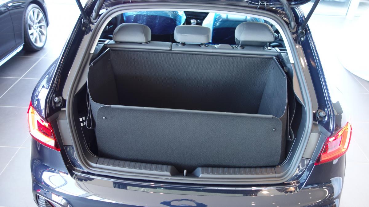 TIEF: Der Kofferraumschutz für Audi A1 mit tiefem Boden wird innerhalb von Sekunden zu einer strapazierfähigenund wasserdichten Kofferraumwanne.