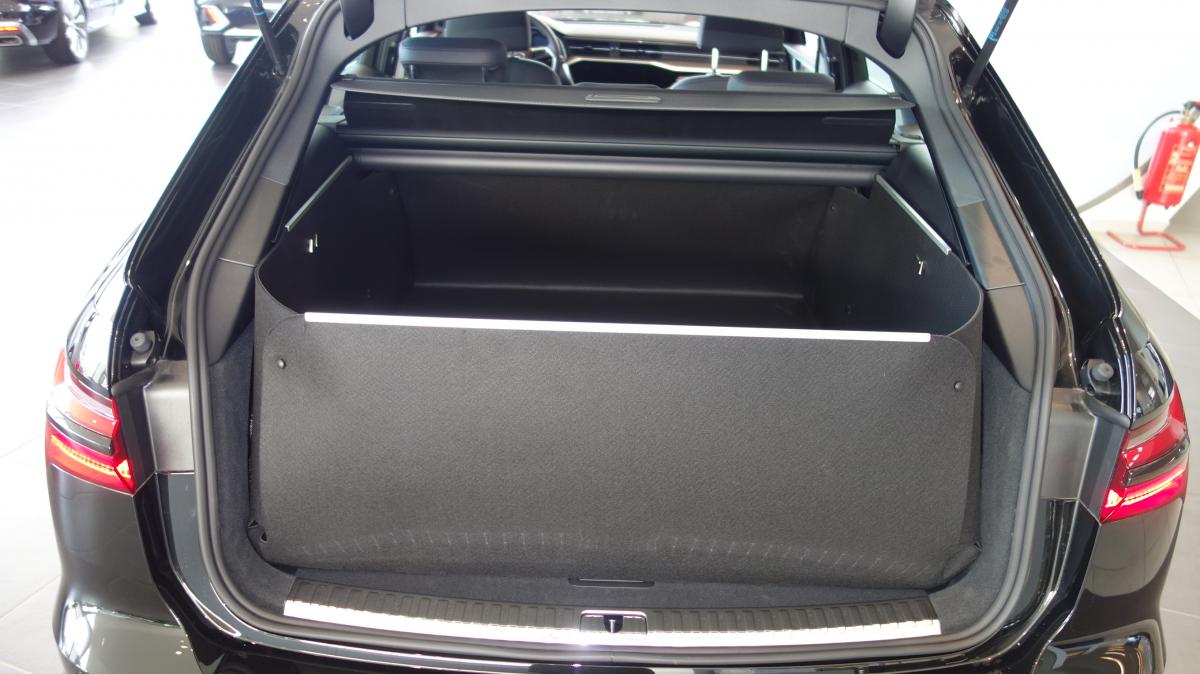 Audi A6 Avant bekommt mit hochgestelltem Stoßstangenschutz optisch und funktional eine erstklassige Kofferraumwanne