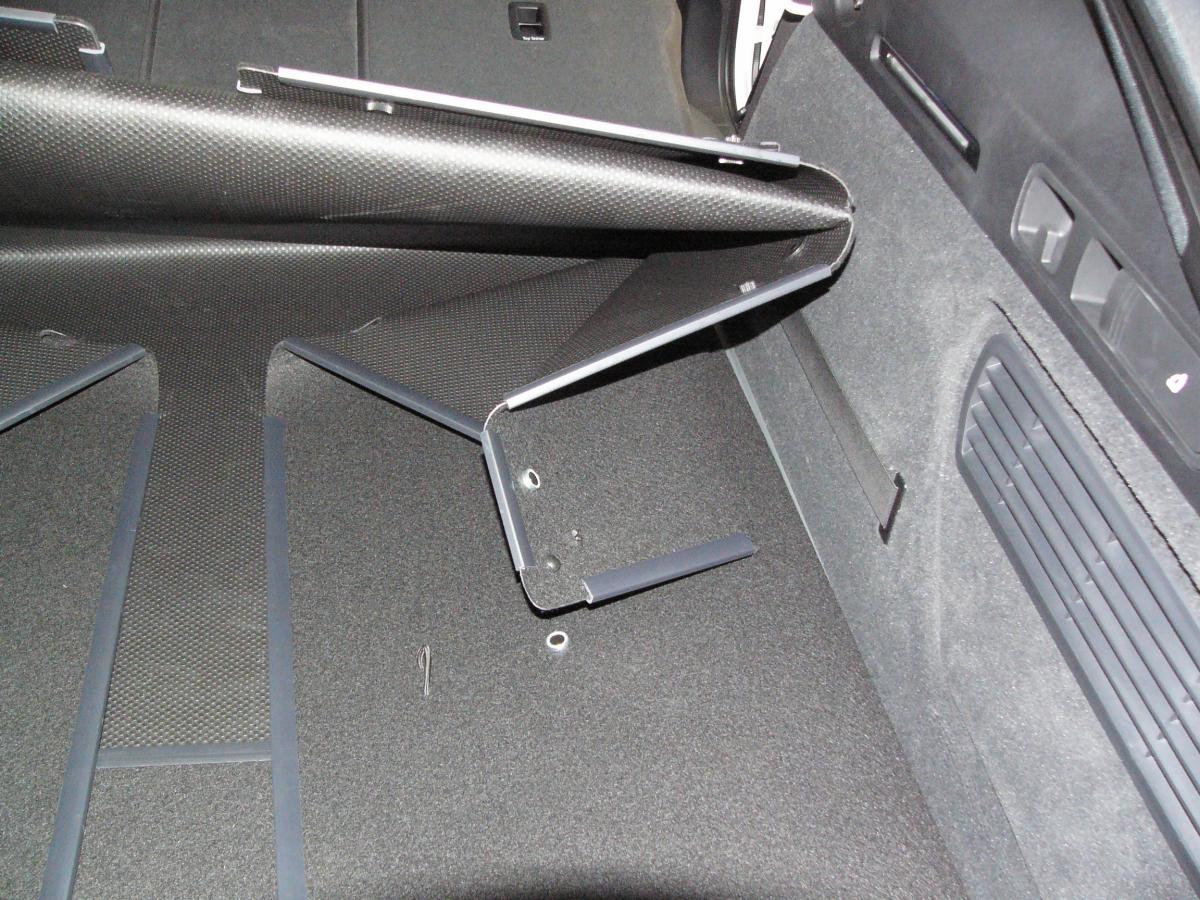 Den inhaenger in den Kofferraum einlegen, Seiten hochklappen