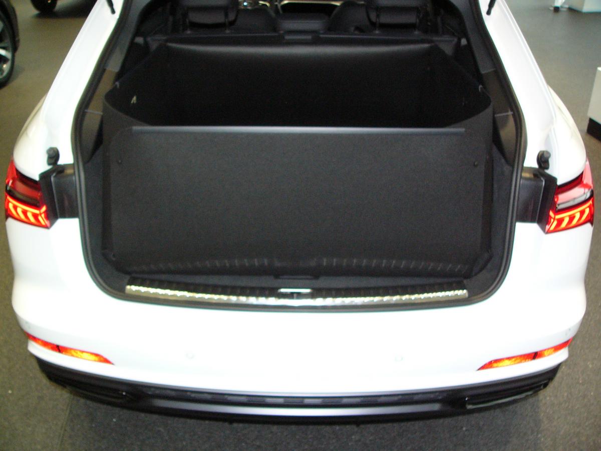 Stoßstangenschutz hochgeklappt, Magnete zugeschnappt; es entsteht eine 100%wasserdichte Kofferraumwanne