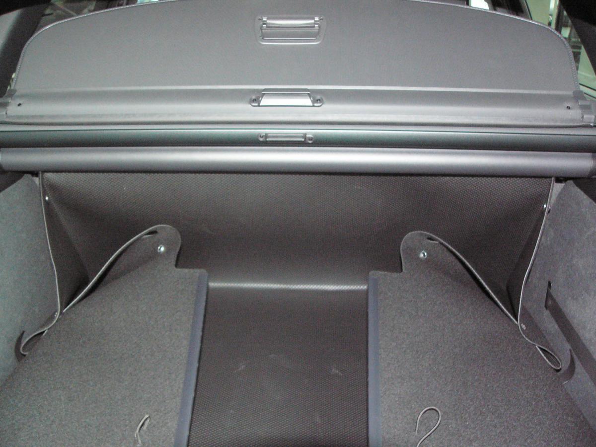 Aus einer Bodenmatte wird blitzschnell ein formstabiler Kofferraumschutz.