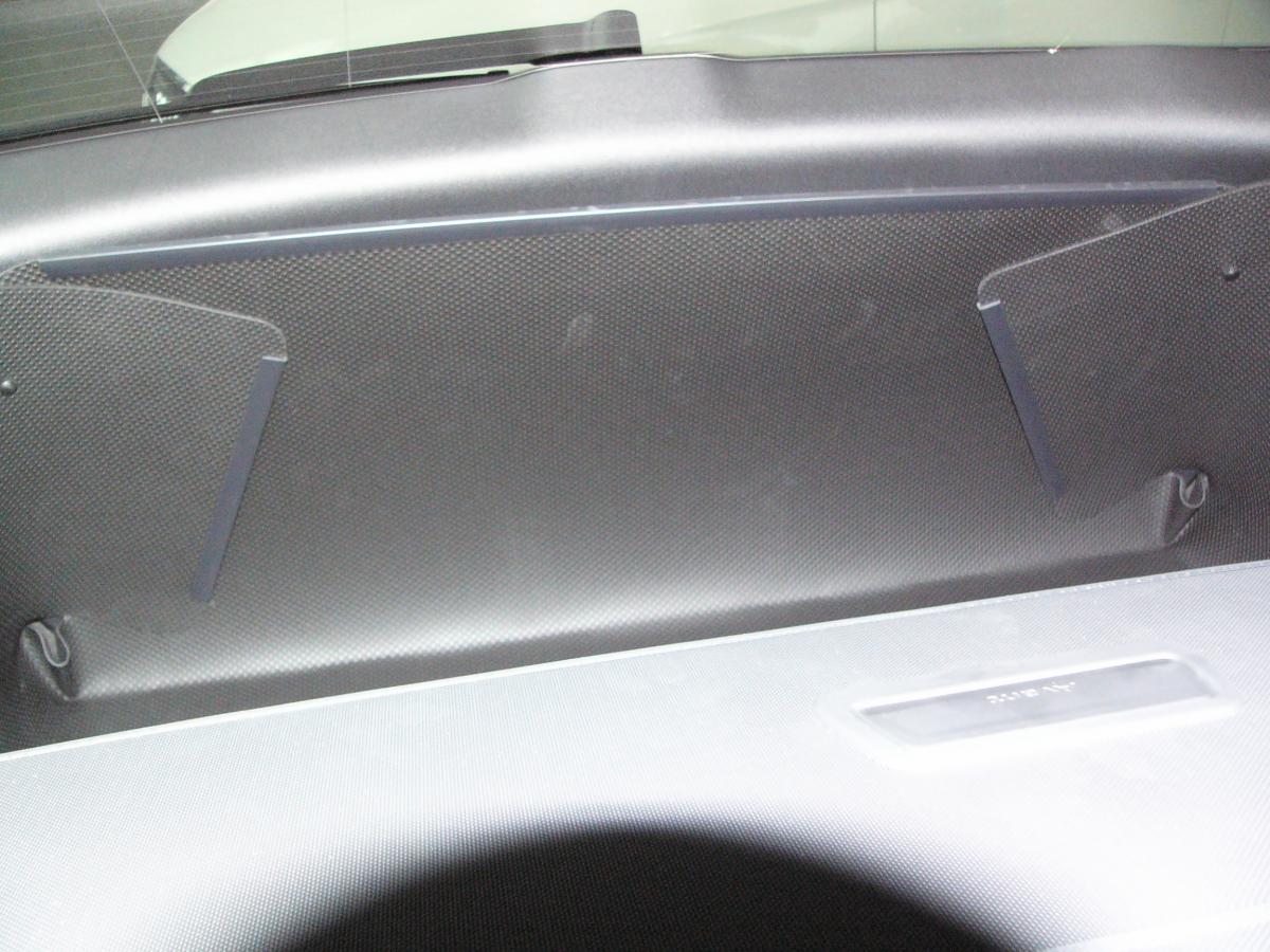 Der Kofferraumschutz schützt hochgeklappt  die Heckklappe