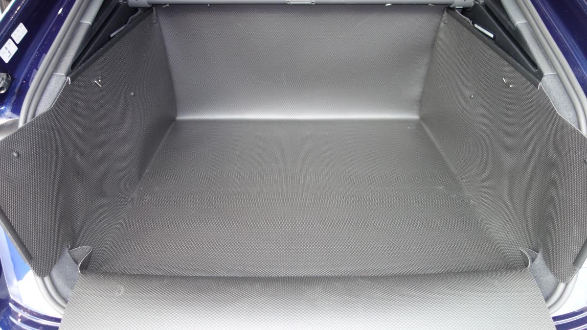 Absolut wasserdichter Kofferraumschutz für Audi Q8 sucht seinesgleichen. Wasserdicht und mit integriertem Stoßstangenschutz!