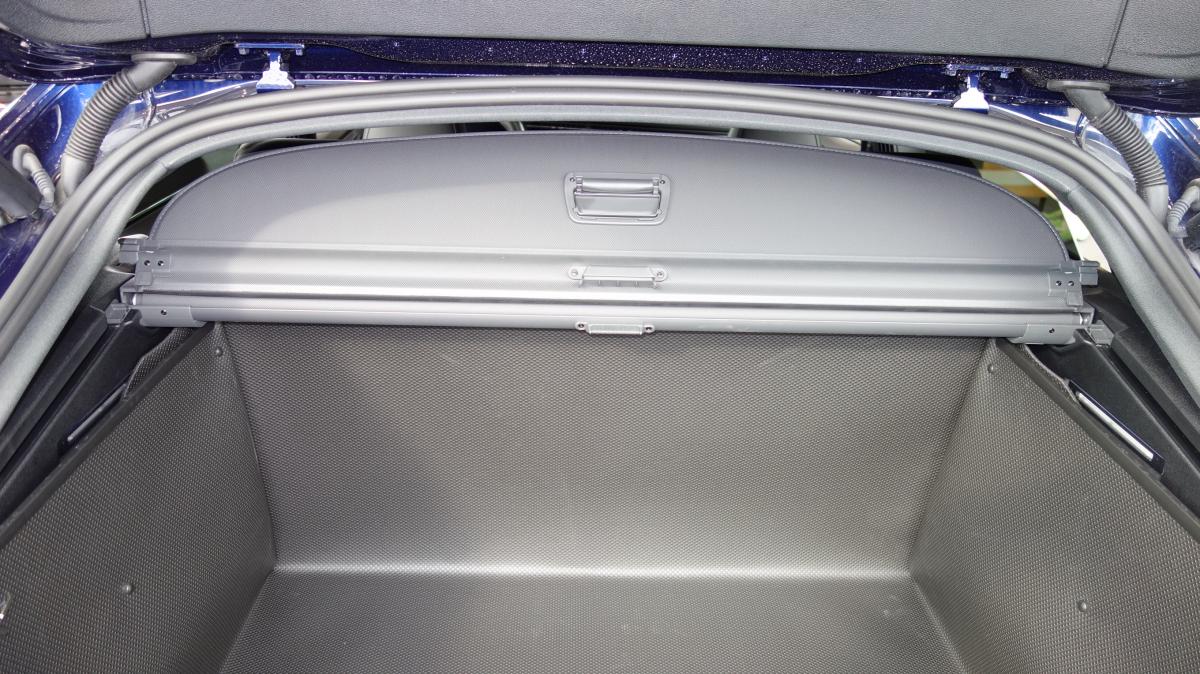 Die Rückenlehne hat einen robusten Schutz bis nach oben. Audi Q8 bekommt einen Schutz, der eigentlich zur Erstaustattung gehört.