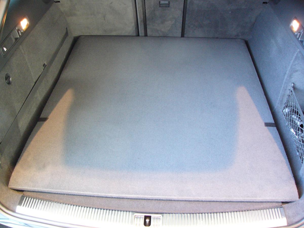 Der Kofferraumschutz für Audi A6 Avant wird innerhalb von Sekunden zu einer strapazierfähigen Kofferraumbodenmatte zusammengeklappt.
