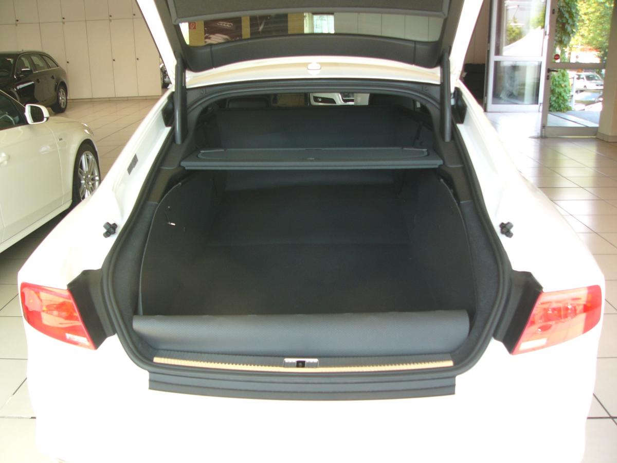 Nach dem sicheren Laden des Transportguts in den Laderaum Ihres Audi A7 Sportback, stellen Sie den Stoßstangenschutz hoch, lassen Sie die Magnete zuschnappen und Sie haben einen professionellen Transporter.