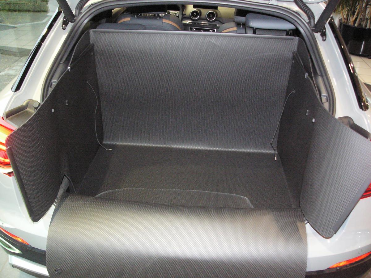 Aus einer  Kofferrumbodenmatte für Audi Q2 können Sie ohne rumfummeln mit Bändern und Schnüren, blitzschnell Ihren Kofferraumschutz entfalten,  der Ihnen zum Transport  Ihres triefenden Hundes oder scharfer, schmutziger Gegenstände bereit steht.