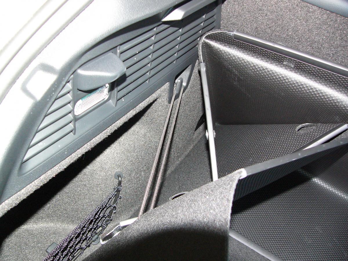 Aus einer Kofferrumbodenmatte für Audi Q2 können Sie blitzschnell Ihren stabilen Kofferraumschutz entfalten, der Ihnen zum Transport  Ihres triefenden Hundes oder schwerer,  schmutziger Gegenstände bereit steht. Keine Kratzer, kein Schmutz!